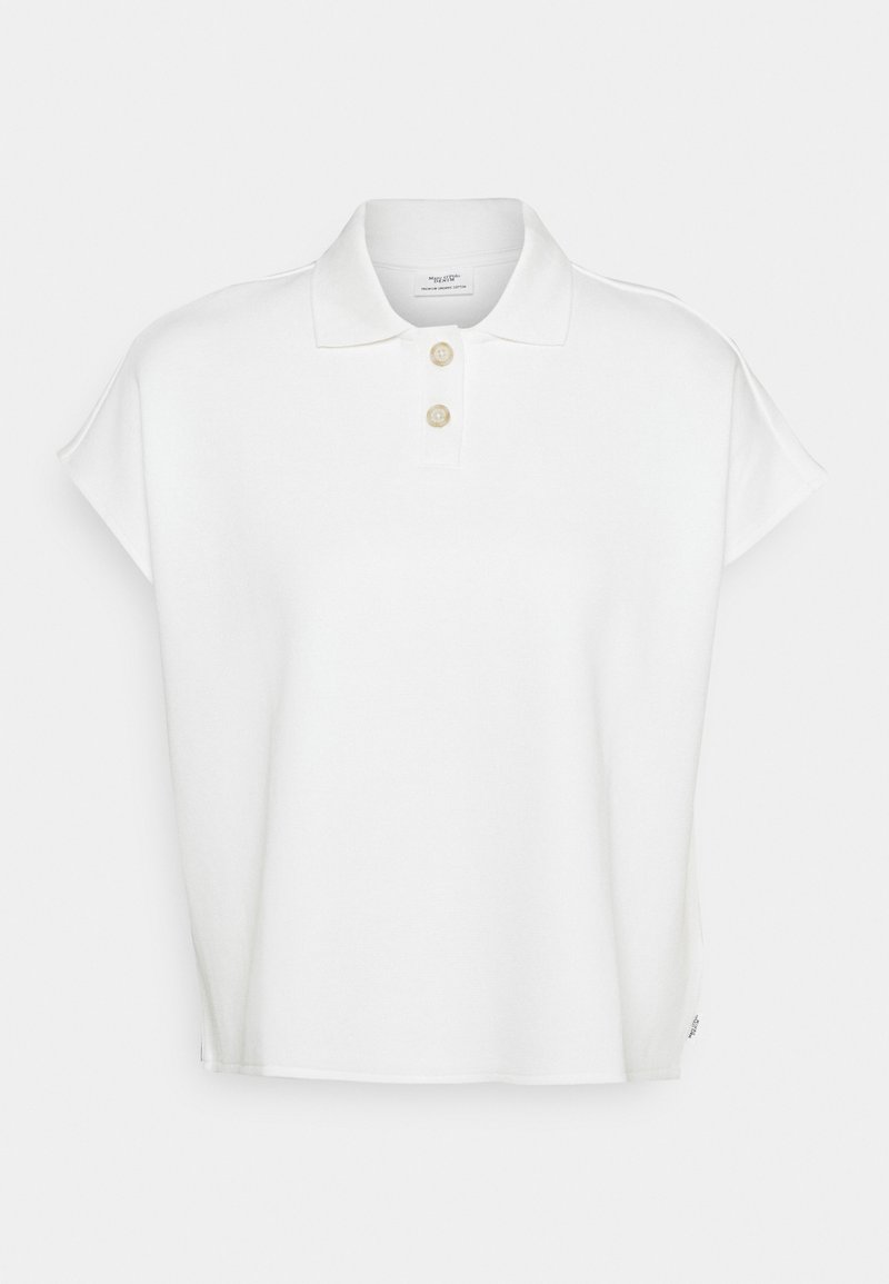 Weißes Poloshirt mit klassischem Design, das einen Kragen, kurze Ärmel und zwei cremefarbene Knöpfe am Hals aufweist. Weicher Stoff.