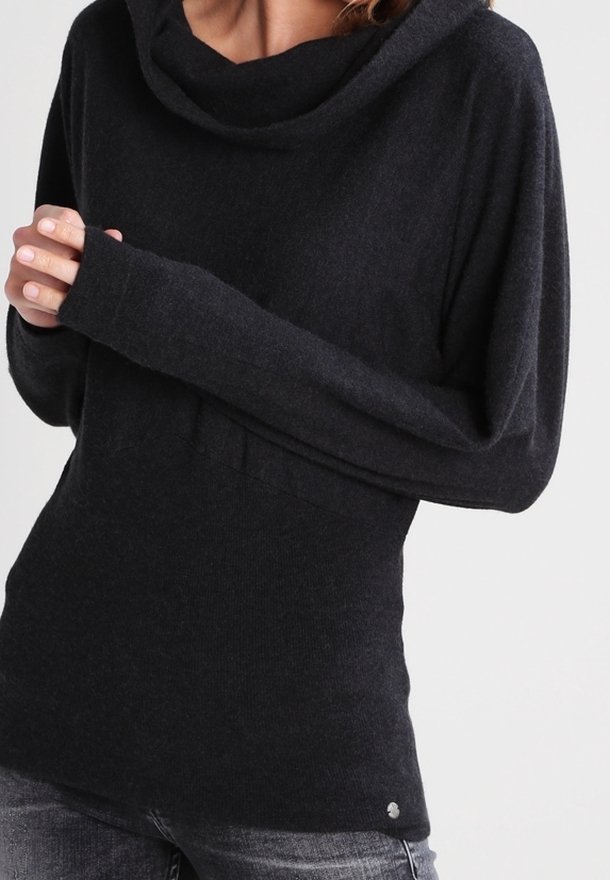 Maglia nera a maglia con collo a cappuccio, maniche lunghe e vestibilità rilassata. Presenta un motivo testurizzato e un piccolo logo accentato all'orlo.
