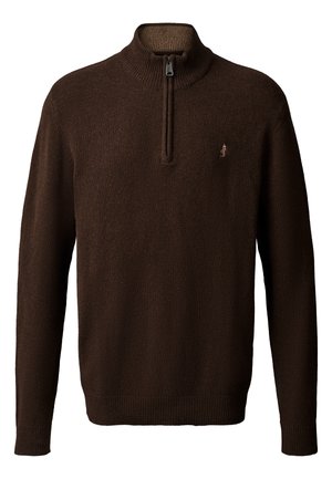 Jersey pullover marrón hecho de material de punto texturizado con un cuello alto y cierre de cremallera parcial. Cuenta con un pequeño logo en el pecho.