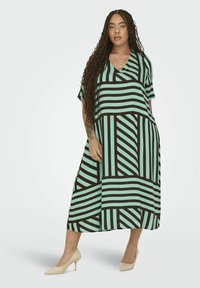ONLY Carmakoma LOCKER GESCHNITTEN V-AUSSCHNITT MIDI - Vestido informal - chocolate lab