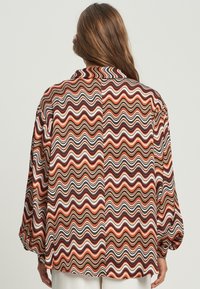 ST MRLO SWANSEA - Nööpidega pluus - rust multi wave print