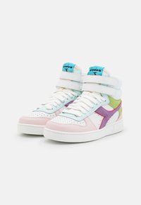 Höga sneakers med vita, rosa, gröna och lila paneler; med en vadderad krage, vita snören och kardborreband.