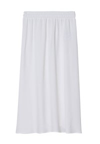 Jupe blanche, arrivant au genou, avec une taille élastique. Fabriquée en tissu léger, elle présente une texture lisse sans motifs ni accents visibles.