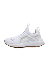 Zapatilla deportiva blanca con una parte superior de malla texturizada, suela de goma contrastante y acentos de marca. Presenta cordones elásticos y un diseño que se ajusta cómodamente.