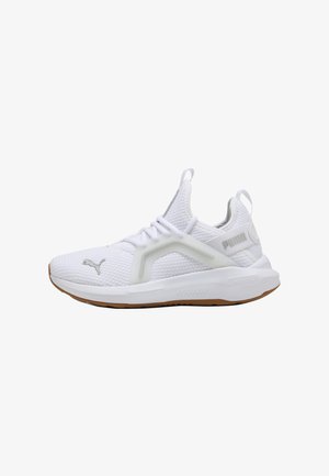 Biała sportowa tenisówka z teksturowaną siateczką górną, kontrastującą gumową podeszwą i markowymi akcentami. Posiada elastyczne sznurowadła i dopasowany krój.