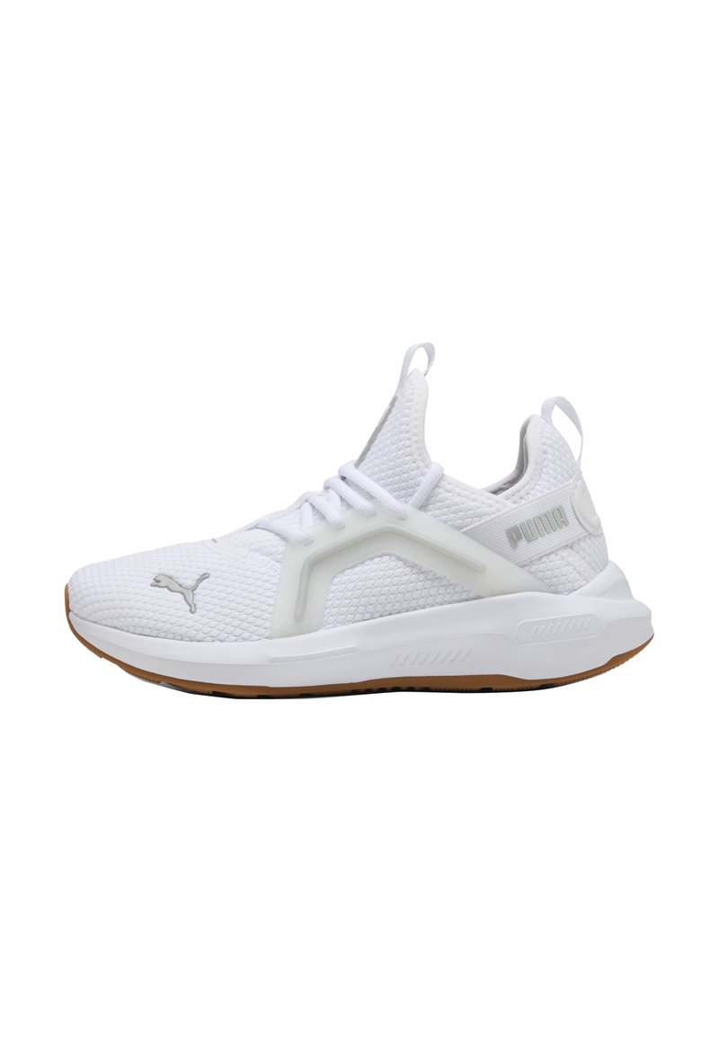 Zapatilla deportiva blanca con una parte superior de malla texturizada, suela de goma contrastante y acentos de marca. Presenta cordones elásticos y un diseño que se ajusta cómodamente.