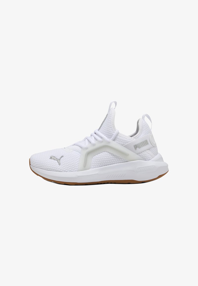 Zapatilla deportiva blanca con una parte superior de malla texturizada, suela de goma contrastante y acentos de marca. Presenta cordones elásticos y un diseño que se ajusta cómodamente.