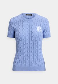 Svetlo moder pleten pulover z kabelskim vzorcem, kratkimi rokavi, rebrastimi manšetami in robom. Na levi strani prsnega koša ima bel logotip.