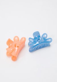 Dois clipes de cabelo em plástico: um pêssego translúcido, o outro azul translúcido, ambos com bordas arredondadas e empunhaduras texturizadas para uma fixação segura.