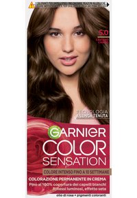 Scatola di tintura per capelli con una donna dai lunghi capelli castano scuro e mossi. Il testo mostra il nome del prodotto "Garnier Color Sensation" e le caratteristiche principali.