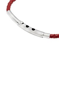 Pulsera de cuero trenzado rojo con un cierre ovalado de plata pulida que presenta dos orificios negros y una inscripción de marca.