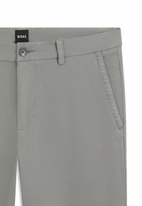 Pantaloni grigi chiari con una texture liscia, dotati di chiusura a bottone, tasche laterali e un design di cucitura sottile. Etichetta del marchio: BOSS.