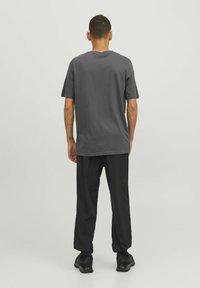 Jack & Jones JCODUST CREW NECK - Camiseta estampada - asphalt