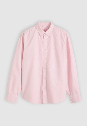 Dlhá ružová košeľa s gombíkmi, golierom a manžetami, položená na neutrálnom pozadí.