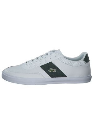 Białe sneakersy wykonane z materiału syntetycznego z zielonymi akcentami. Posiadają perforowany wzór na bocznej paneli oraz gumową podeszwę.
