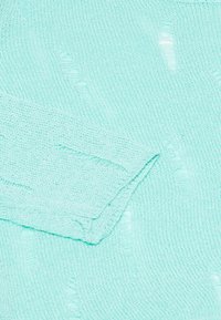 Licht mintgroene trui met een gebreide textuur, voorzien van een geribde zoom en subtiele horizontale lijnenpatronen door het hele kledingstuk.