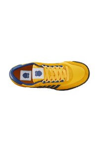 Baskets K-Swiss jaunes et bleues avec lacets, semelle noire, et logo de la marque sur la languette et dans la zone intérieure du talon, vues de dessus.