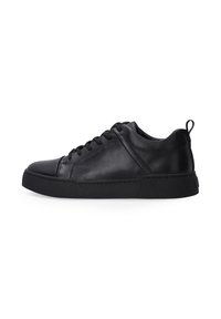 Schwarzer Ledersneaker mit abgerundeter Spitze, strukturiertem Gummiüberzug und Schnürdesign. Mit einer Schlaufe auf der Rückseite für einfaches Anziehen.