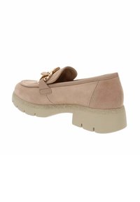 Scarpa in suede beige con punta arrotondata e suola piatta bassa e texturizzata. Presenta una cintura decorativa e dettagli in metallo.