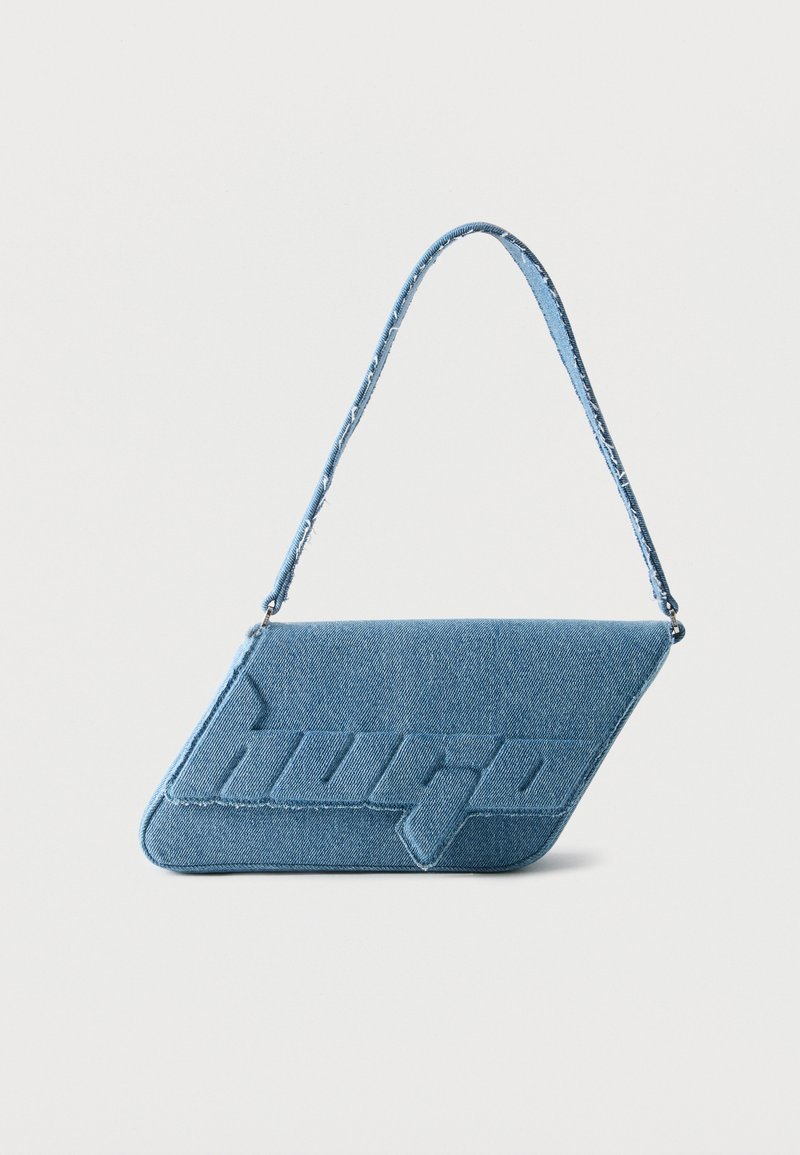 Sac à épaule en denim bleu avec un rabat incliné et logo "hugo" embossé, avec une bandoulière en denim assortie.