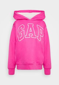 Sudadera rosa hecha de un tejido suave, con un logo blanco de "GAP" en letras gruesas. El diseño incluye una capucha espaciosa y puños acanalados.