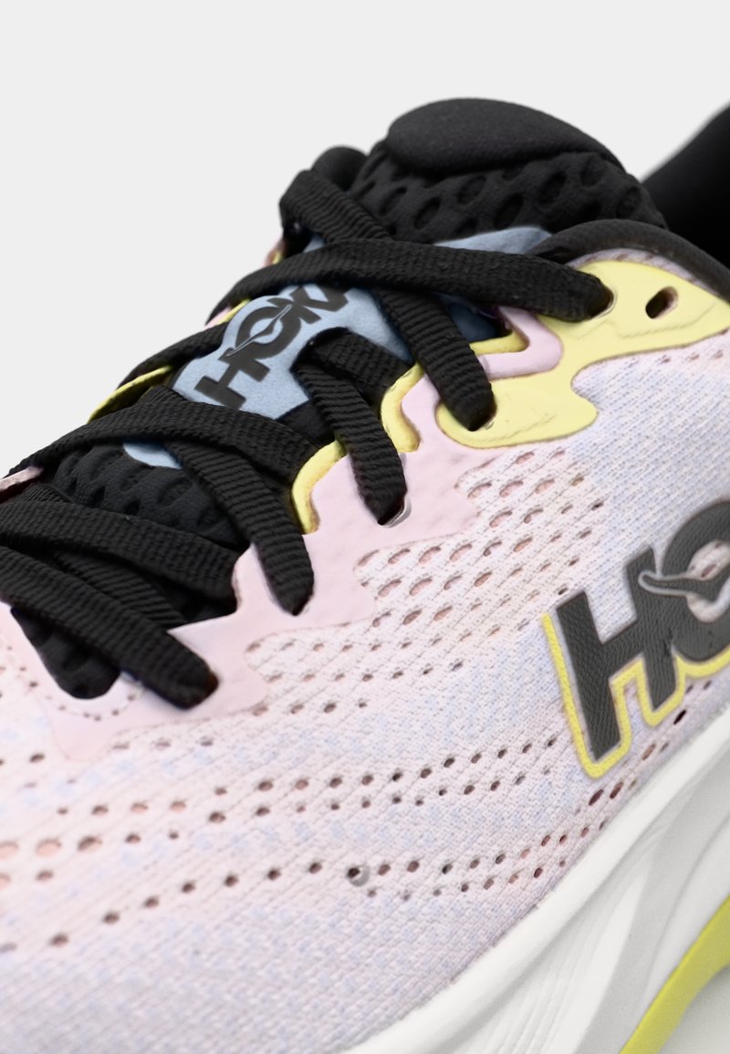 Zapatilla de running ligera en malla rosa y azul, con cordones negros, detalles amarillos y una suela texturizada, con la marca en el lateral.