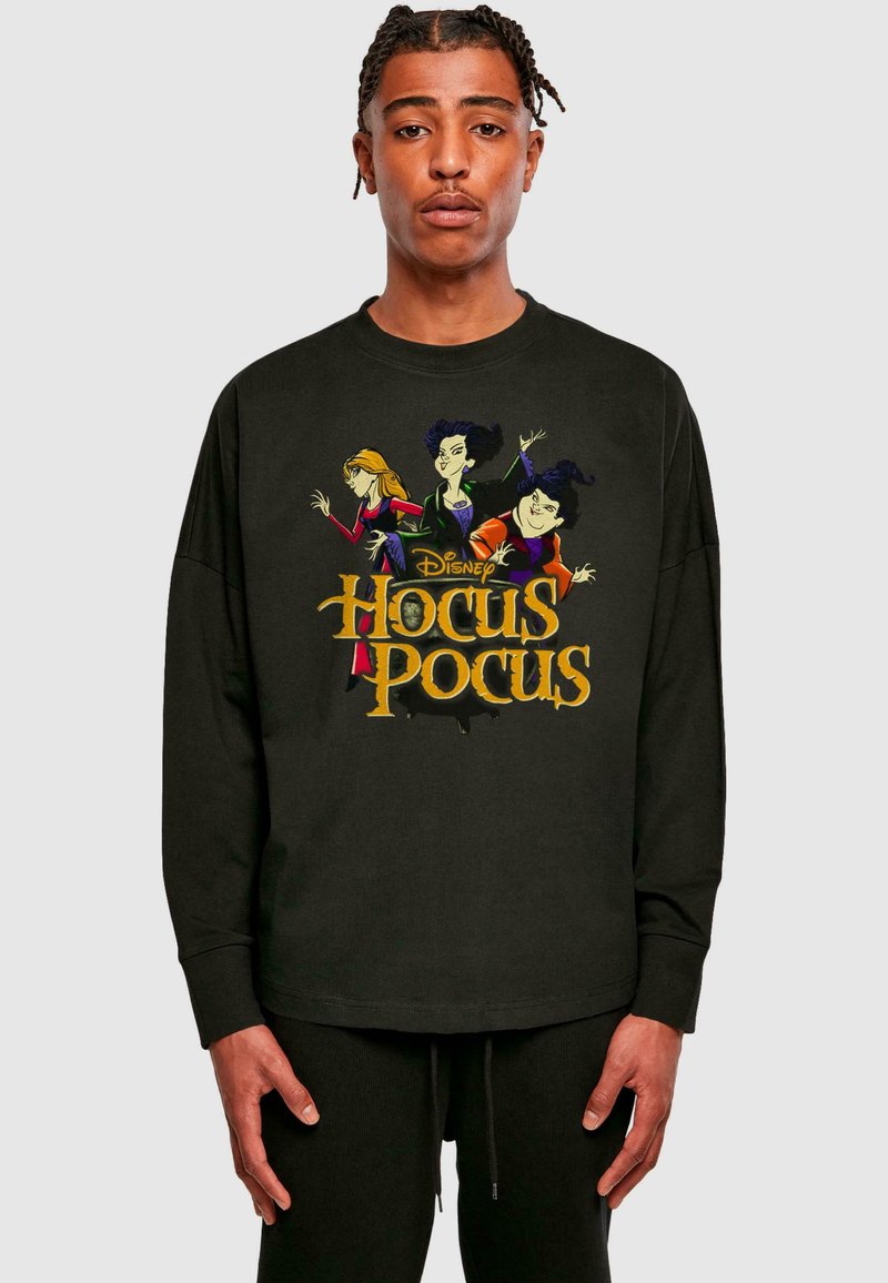 Čierne tričko s dlhým rukávom, na ktorom je farebná karikatúra troch čarodejníc a žltý nápis "Disney Hocus Pocus".