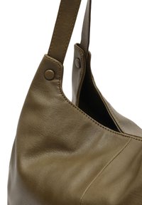 Borsa in pelle verde oliva con una forma morbida, dotata di due manici robusti e dettagli a bottone a pressione sui lati. Superficie con texture evidente.