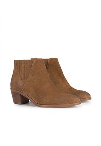Botas de ante marrón hasta el tobillo con puntera en forma de punta, tacón bajo y apilado, y detalle de ribete vertical en los laterales. Textura suave, diseño simple.