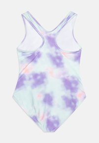 Jednodielne plavky s tie-dye vzorom v svetlo modrej, purpurovej a náznakoch ružovej. Majú pretekársky strih a sú vyrobené z mäkkého, elastického materiálu.