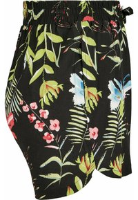 Černé látkové šortky s květinovým vzorem, který obsahuje zelené listy a růžové květy, s elastickým stahovacím pasem a plisovaným designem.