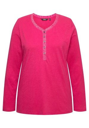 Camisa de manga larga rosa con escote redondeado y tapeta decorativa con botones plateados y un acento texturizado alrededor del cuello.