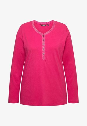 Camisa de manga larga rosa con escote redondeado y tapeta decorativa con botones plateados y un acento texturizado alrededor del cuello.