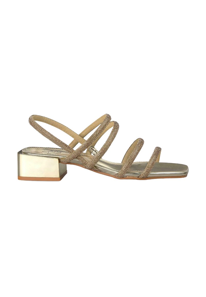 Gouden sandalen met banden en metallic accenten, met een lage blokhak, slanke lijnen en een glad, glanzend oppervlak. De banden zijn versierd.