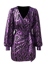 Abito a strisce zebra in viola e nero realizzato in satin, con design avvolgente, maniche lunghe a sbuffo e uno spacco laterale, caratterizzato da una texture liscia.