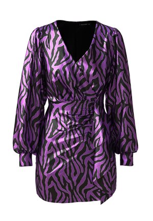 Abito a strisce zebra in viola e nero realizzato in satin, con design avvolgente, maniche lunghe a sbuffo e uno spacco laterale, caratterizzato da una texture liscia.