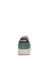 Sneaker con tomaia in pelle bianca, tallone in suede verde e accento in tessuto nero. Presenta una suola testurizzata e il logo "SUN68" sul retro.