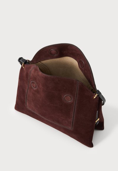 Burgunderfärgad mockaväska med en strukturerad design, som har en bred öppning, en slät innervägg och svarta läderdetaljer.