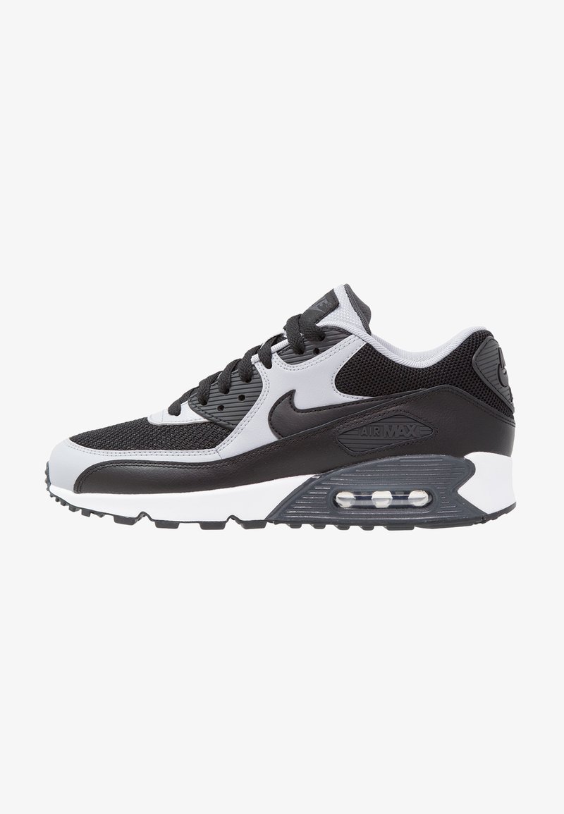 Baskets Nike Air Max noir et blanc avec tige en mesh, coussin d'air visible dans la semelle, lacets noirs et logo swoosh emblématique sur le côté.