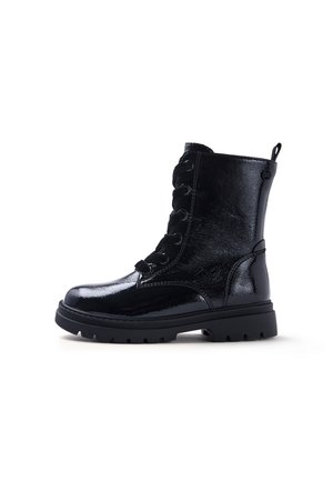 Bota de combate de cuero negro brillante con suela gruesa de goma, cordones delanteros y pestaña trasera, mostrada de perfil lateral.