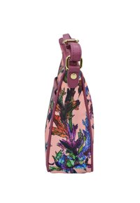 Rosa Handtasche mit lila Träger und goldener Beschläge, die bunte Blumen- und Blattmuster auf der Seitenfläche zeigt, im Profil dargestellt.