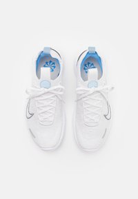 Tenisky s ľahkým bielym sieťovaným zvrškom, modrými akcentmi vo vnútri a šedým logom swoosh. Disponujú tradičným dizajnom na šnurovanie.