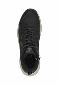 Černá sportovní bota s texturovaným textilním svrškem, vyztuženou špičkou, polstrovaným interiérem a šedou gumovou podrážkou. Obsahuje šňůrky a logo.