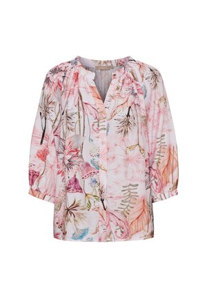 Lyserød bluse med blomster- og bladmønstre i nuancer af pink, lilla, blå og beige, med knapper og 3/4-ærmer.