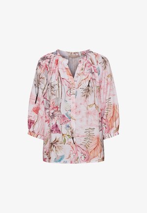 Lyserød bluse med blomster- og bladmønstre i nuancer af pink, lilla, blå og beige, med knapper og 3/4-ærmer.