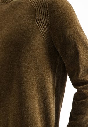 Bruine gebreide trui met een gestructureerde afwerking, met subtiele ribbel details langs de schouder- en halsnaden. Lange mouwen.