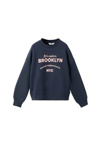Felpa blu navy con scollatura rotonda, maniche lunghe e polsini a coste. Presenta scritte rosa: "Esploriamo: BROOKLYN" e "il quartiere migliore di NYC."