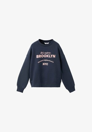 Pulover bleumarin cu guler rotund, mâneci lungi și manșete cu bordură. Are text roz: „Să explorăm: BROOKLYN” și „cea mai bună vecinătate din NYC.”
