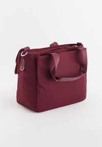 Bordeaux totebag med rektangulær form, lavet af glat stof, med dobbelte håndtag og lynlås lukning øverst.