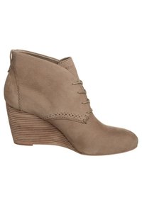 Stivaletto con zeppa in pelle taupe, con lacci frontali, dettagli perforati e tacco in legno impilato.